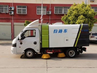 東風(fēng)途運(yùn)2600mm掃路車(chē)（0.8方水罐，1.7方塵罐）