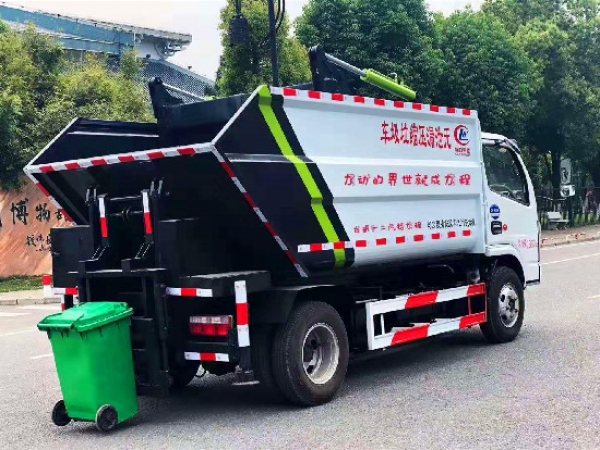 	東風(fēng)小多利卡國(guó)六藍(lán)牌無(wú)泄漏自裝卸（掛桶）式垃圾車(chē)