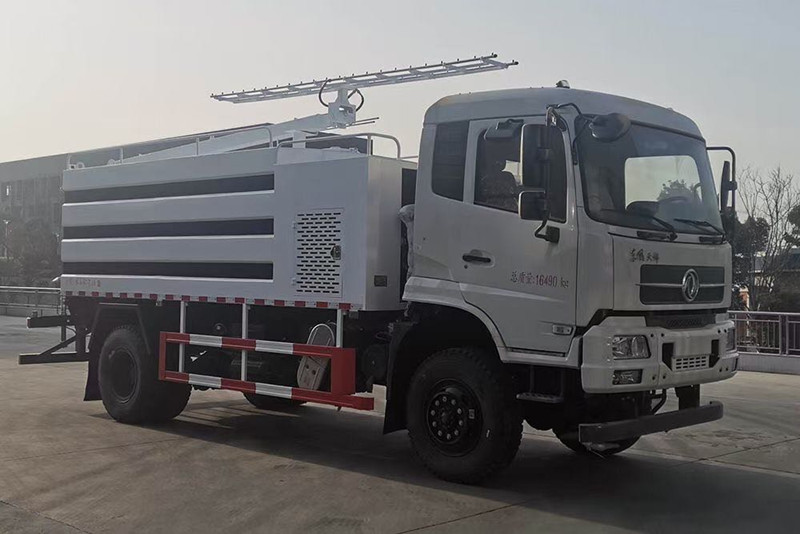 東風(fēng)四驅(qū)光伏板清洗車，8方水罐
