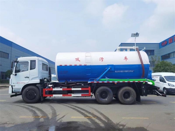東風(fēng)D17后雙橋18方吸污車，配水循環(huán)泵加10米吸污帶。