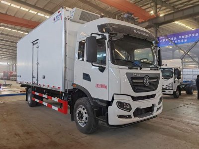 東風天錦6.8米貨箱冷藏車，后部加裝液壓尾板超實惠